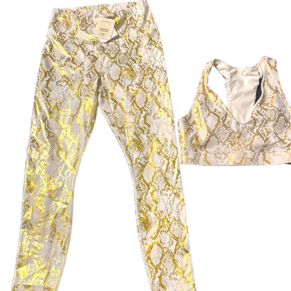 New with tags Fabletics high waisted foil leggings with matching sports bra. MED